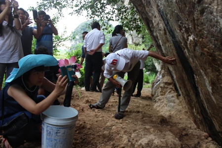 Khám phá bức họa “hình ma, chữ quỷ” trên núi Mèo Cào